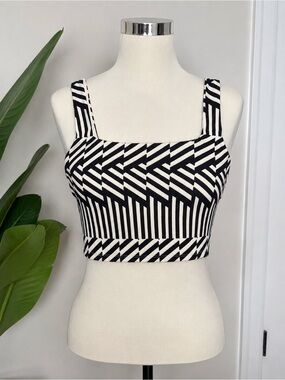 Express Body Contour Black White Geometric Crop Tank Top M
